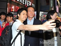 [포토]정몽준 후보 거리 유세, 시민과 셀프카메라