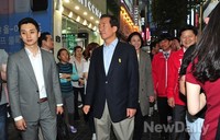 [포토]인파로 가득 찬 거리 걷는 정몽준 후보