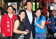 [포토]관광객들과 사진찍는 정몽준 후보