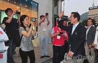 [포토]사진찍는 시민들에 인사하는 정몽준 후보