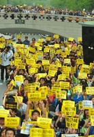 [포토]염불보다 잿밥, 추모피켓보다 많은 '박근혜 퇴진'