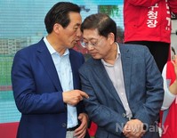 [포토]귓속말 하는 정몽준-김황식