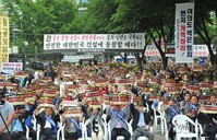 [포토]애국단체들 '분열과 선동 조장하는 촛불 그만해라!'