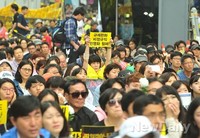 [포토]세월호 집회에 '규제완화, 비정규직, 민영화 철폐?'가 왠 말