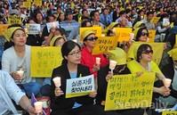 [포토]집회 선두에 앉은 엄마의 노란 손수건 회원들