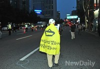 [포토]세월호 집회 '차가 다닐 길에 차는 없고'