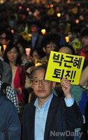 [포토]추모보다는 정치, '박근혜 퇴진'피켓  든 집회참가자