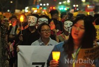 [포토]'떳떳하다면...' 촛불행렬에 등장한 수상한 마스크