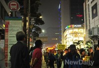 [포토]'버스가 안와' 정류장에 멈춰서서 행렬 바라보는 일반 시민들