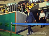 [포토]줄넘기 대회 입장하는 정몽준 후보