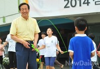 [포토]아이들과 줄넘기 하는 정몽준 후보