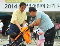 [포토]정몽준 후보 지나가던시민과 '반갑습니다'