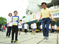 [포토]아이들과 어울려 줄넘기 하는 정몽준 후보