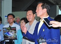 [포토]잠실야구장 공약 설명하는 정몽준 후보