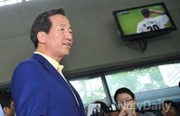 [포토]기자들 질문에 답변하는 정몽준 후보