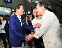 [포토]김인식 규칙위원장과 인사하는 정몽준 후보