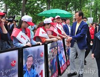 [포토]선거사무원들 격려하는 정몽준 후보