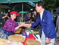 [포토]야구장 상인들과 인사하는 정몽준 후보