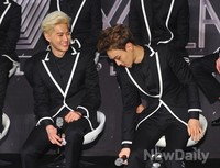 [포토]엑소 콘서트, 첸 보며 함박미소 짓는 수호