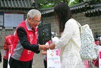 [포토]대한문앞, 출근길 시민에게 인사하는 문용린 교육감후보