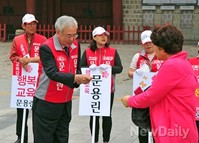 [포토]출근길 시민들에게 인사하는 문용린 교육감 후보