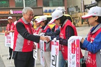 [포토]선거사무원들에게 인사하는 문용린 교육감 후보