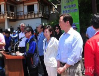 [포토]시각장애인 걷기대회 참석하 정몽준 후보-나경원 전 의원