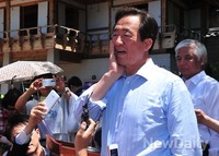 [포토]참가자들에게 인사하는 정몽준 후보