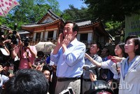 [포토]마이크 없이 두 손 모아 지지 호소하는 정몽준 후보