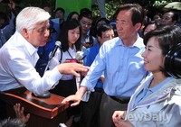 [포토]설명 듣는 정몽준 후보-나경원 전 의원