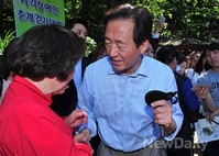[포토]'정몽준 입니다' 인사 나누는 정몽준 후보