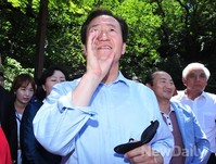 [포토]손 모아 큰소리로 인사하는 정몽준 후보