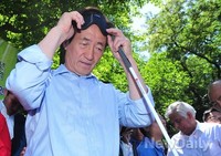 [포토]시각장애체험 준비하는 정몽준 후보