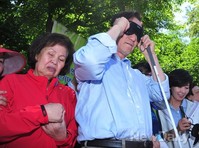 [포토]시각장애체험 위해 안대 쓰는 정몽준 후보