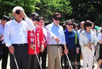 [포토]시각장애체험 하고 있는 정몽준 후보