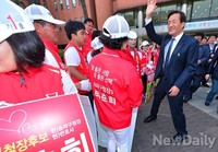 [포토]손흔드는 정몽준 후보