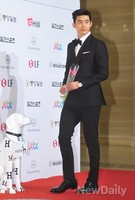 [포토]백상예술대상 옥택연, 빛나는 수트 기럭지