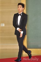 [포토]백상예술대상 바로, 옷 깃 정리하며 입장