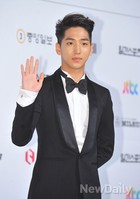 [포토]백상예술대상 바로, 묵묵한 표정으로 손인사