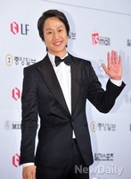 [포토]백상예술대상, 팬들에게 인사하는 정우