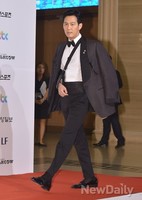 [포토]백상예술대상, 깁스 한 팔도 패션 같은 이정재