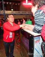 [포토]마장축산물시장 찾은 장철환 성동구청장 후보