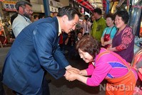 [포토]전통시장 찾은 정몽준후보 