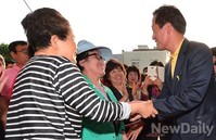 [포토]환영받으며 전통시장에 입장하는 정몽준 후보