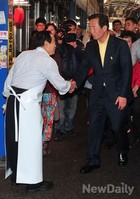 [포토]상인들과 인사 나누는 정몽준 서울시장 후보