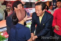 [포토]마장동 유세 나선 정몽준 서울시장 후보