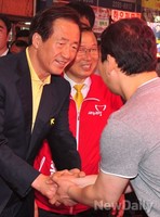 [포토]주민들과 대화를 나누는 정몽준 서울시장 후보