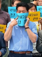 [포토]더운날씨에 피켓으로 얼굴가린 송영길 후보