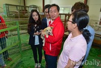 [포토]유기동물 실태 듣는 유정복 후보