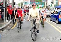 [포토]자전거 타고 지지호소 하는 정몽준 후보